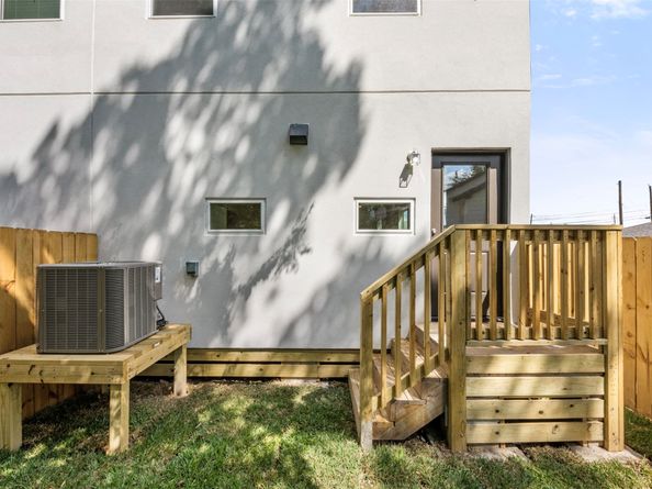 1222 E 33rd Street, Houston TX 77022