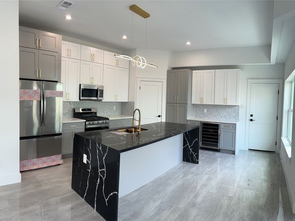 5014 creekmont Drive, Houston TX 77091