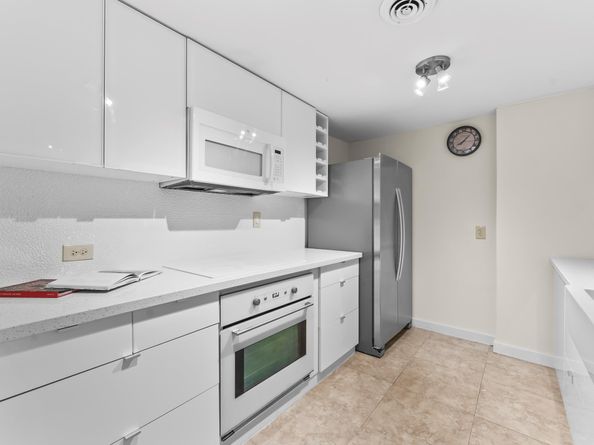 648 S Ripple Creek Drive 648, Houston TX 77057