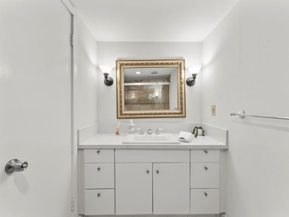 648 S Ripple Creek Drive 648, Houston TX 77057