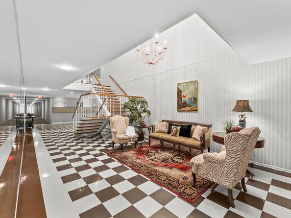 648 S Ripple Creek Drive 648, Houston TX 77057