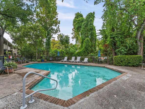 648 S Ripple Creek Drive 648, Houston TX 77057