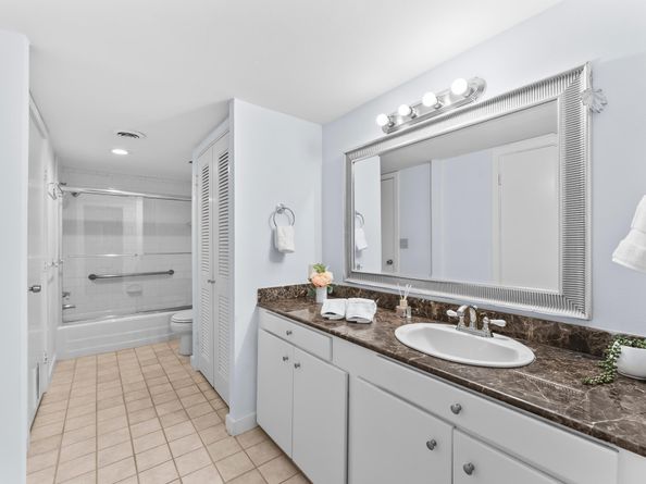 648 S Ripple Creek Drive 648, Houston TX 77057
