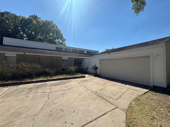 6207 Rollingbrook Drive, Houston TX 77096