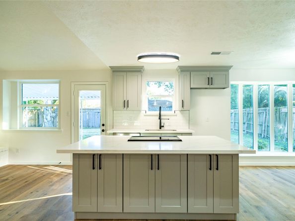 10907 Sharpview Drive, Houston TX 77072