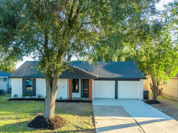 10907 Sharpview Drive, Houston TX 77072