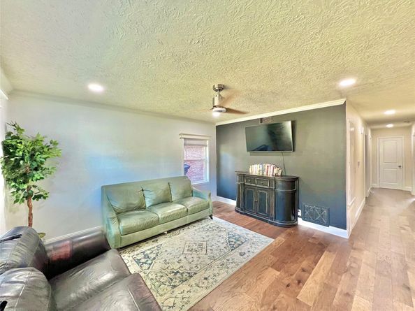 4913 W 43rd Street, Houston TX 77092