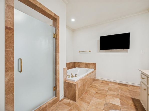 435 Prestwick Court, Houston TX 77057