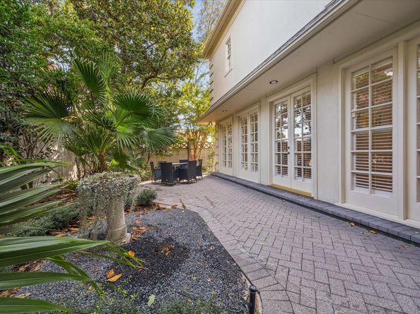 435 Prestwick Court, Houston TX 77057