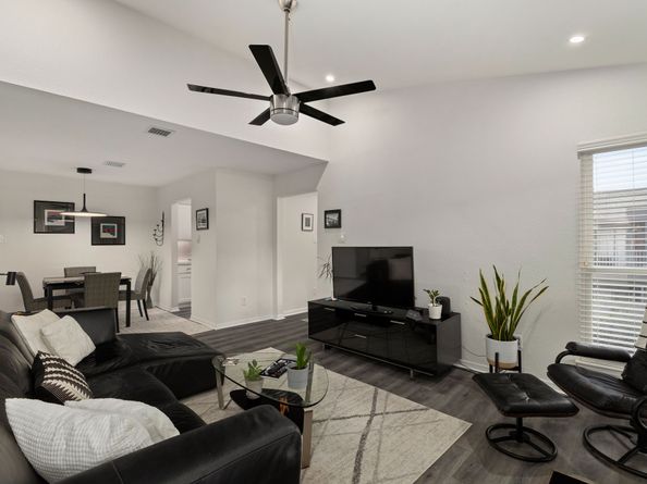 1201 Bering Drive 36, Houston TX 77057