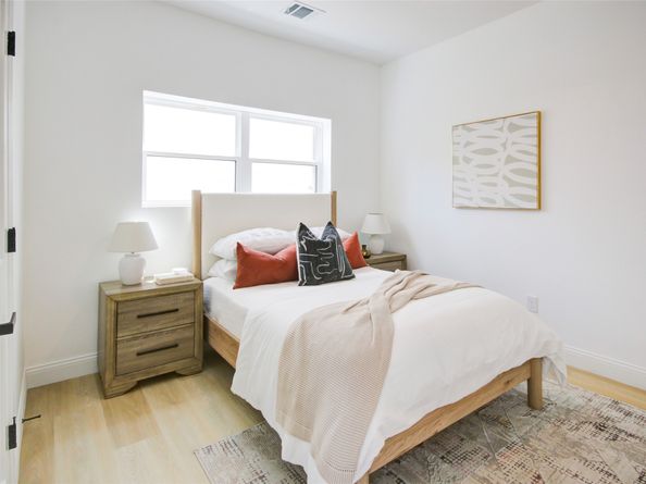 1214 W 24th Street B, Houston TX 77008