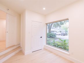 727 Bunker Hill Road 43, Houston TX 77024