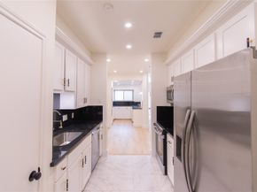 727 Bunker Hill Road 43, Houston TX 77024