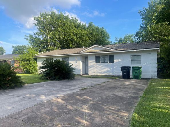5250 Dumore Drive, Houston TX 77048
