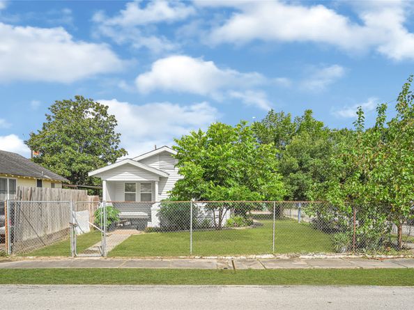 302 S 72nd Street, Houston TX 77011