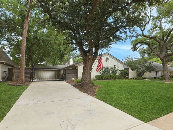 10118 Chevy Chase Drive, Houston TX 77042