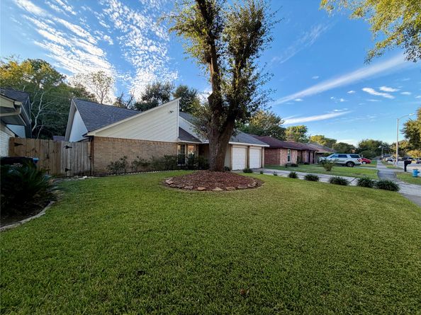 8603 Saratoga Forest Drive, Houston TX 77088