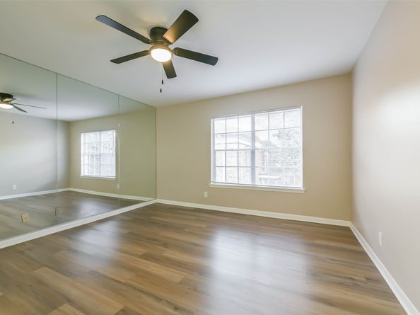 2824 Briarhurst Drive 24, Houston TX 77057