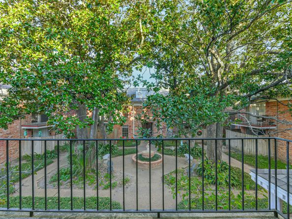 2824 Briarhurst Drive 24, Houston TX 77057