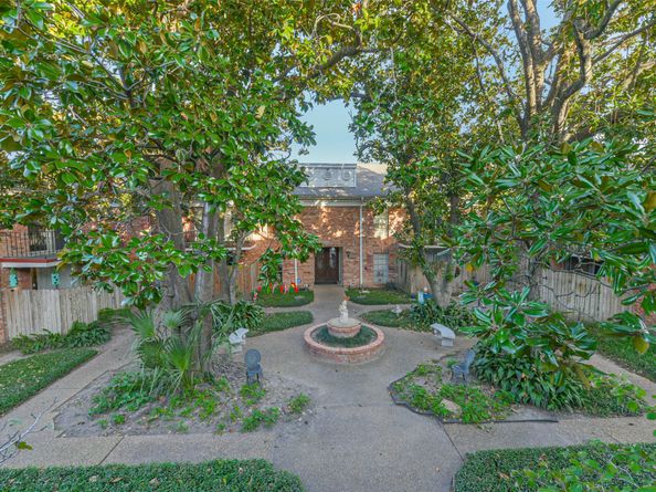 2824 Briarhurst Drive 24, Houston TX 77057