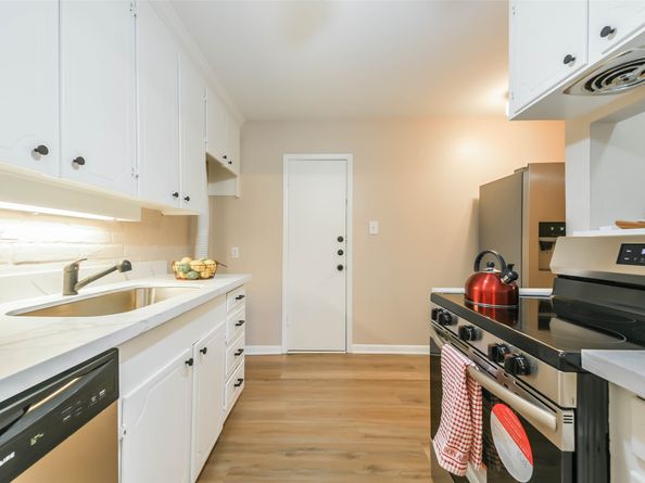 2824 Briarhurst Drive 24, Houston TX 77057