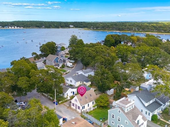 8 Cottage St, Wareham MA 02571