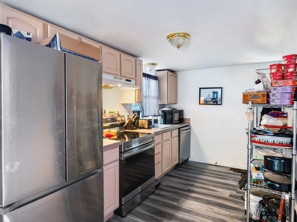 8 Cottage St, Wareham MA 02571