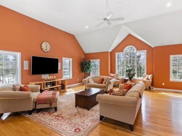 12 Springs Rd, Billerica MA 01821