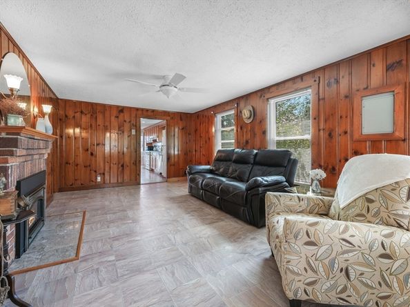 8 Barnes St, Wareham MA 02571