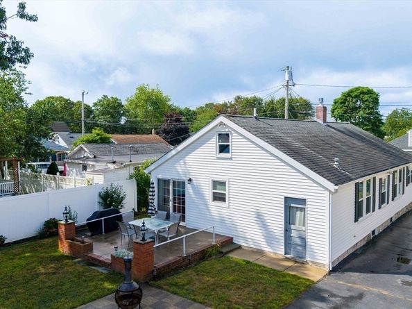 8 Barnes St, Wareham MA 02571