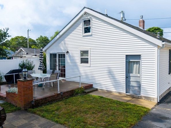 8 Barnes St, Wareham MA 02571