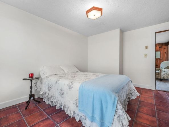8 Barnes St, Wareham MA 02571