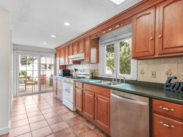 8 Barnes St, Wareham MA 02571