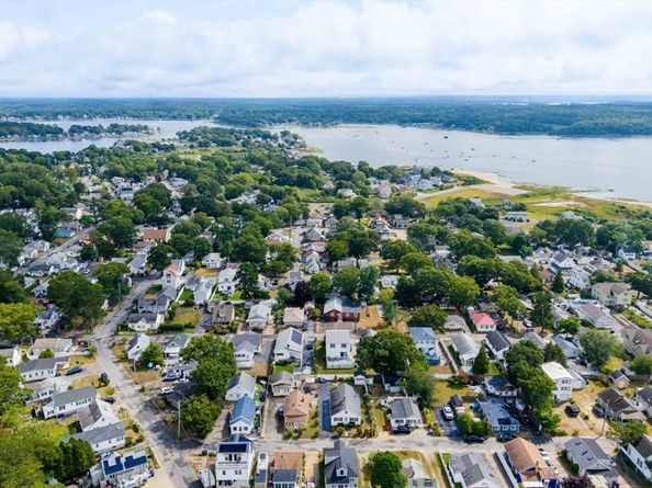 8 Barnes St, Wareham MA 02571