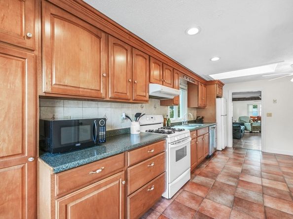 8 Barnes St, Wareham MA 02571
