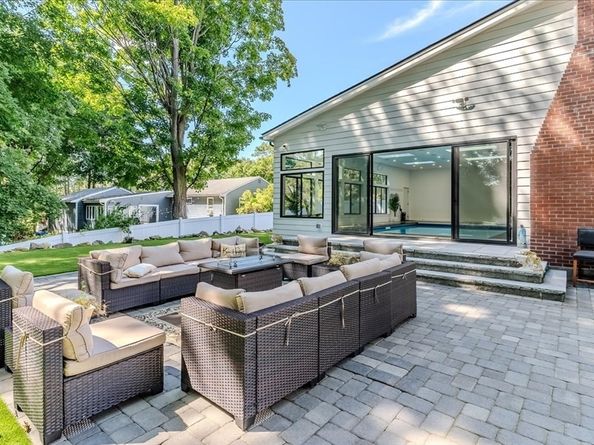 28 Bancroft St, Lynnfield MA 01940