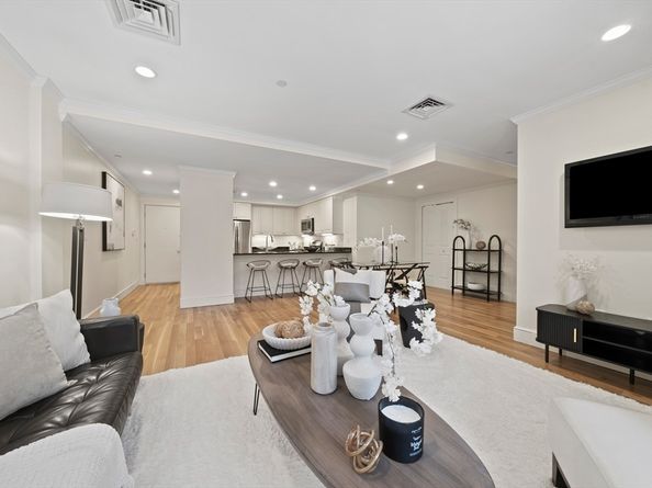 321 Hammond Pond Pkwy 105, Brookline MA 02467