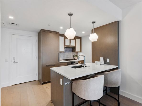 100 Lovejoy Wharf 8H, Boston MA 02114