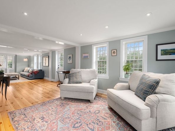 102 Washington St, Sherborn MA 01770