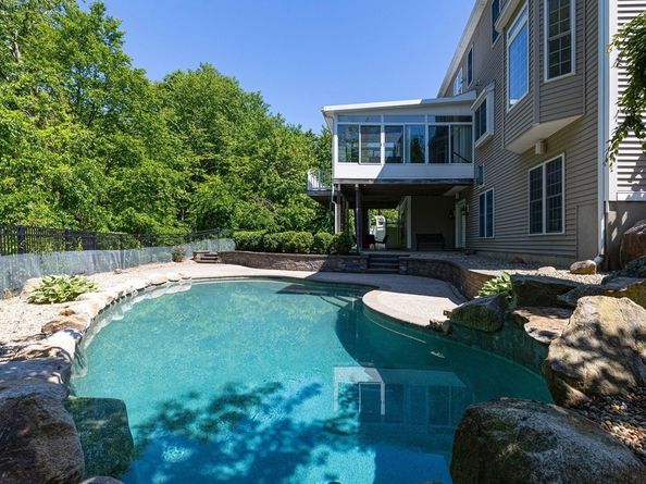10 Oak Street, Hopkinton MA 01748
