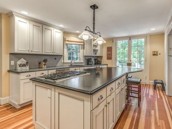 6 Chanticleer Dr, Beverly MA 01915