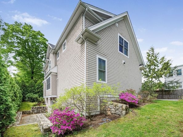 7 Bemis Rd, Wellesley MA 02481