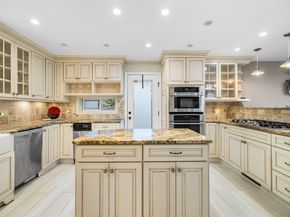 3 Old Brook Dr, Worcester MA 01609