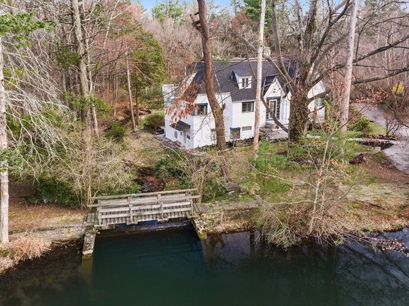 3 Old Brook Dr, Worcester MA 01609