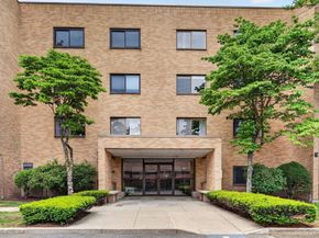 41 Centre St 106, Brookline MA 02446