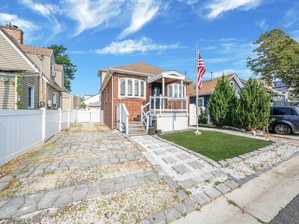 86 West Boulevard, East Rockaway NY 11518