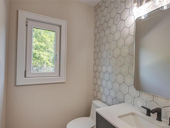 9 E Madison Street, East Islip NY 11730