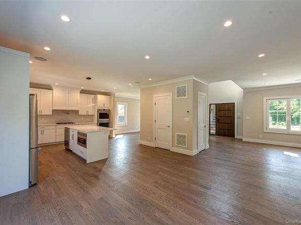 9 E Madison Street, East Islip NY 11730