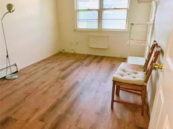 240-29 68th Avenue 14, Douglaston NY 11362