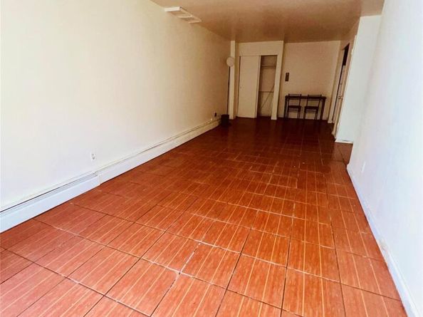 240-29 68th Avenue 14, Douglaston NY 11362